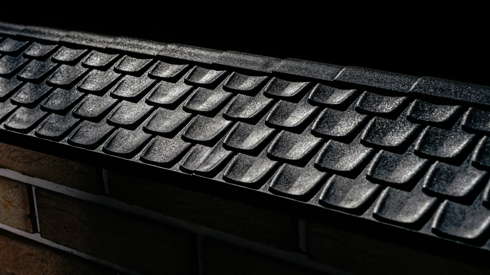 Фото 7 колпаки и парапеты Эльбрус Черный на кирпичном заборе