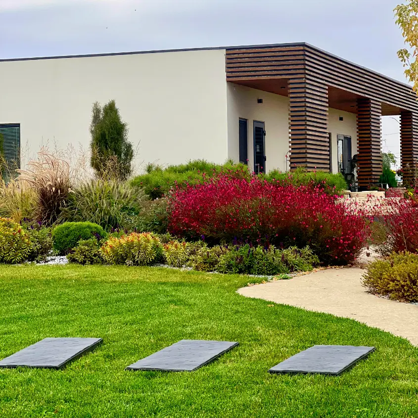 Фото 10 шаговая плита Stone Графитовый Серый в ландшафтном дизайне